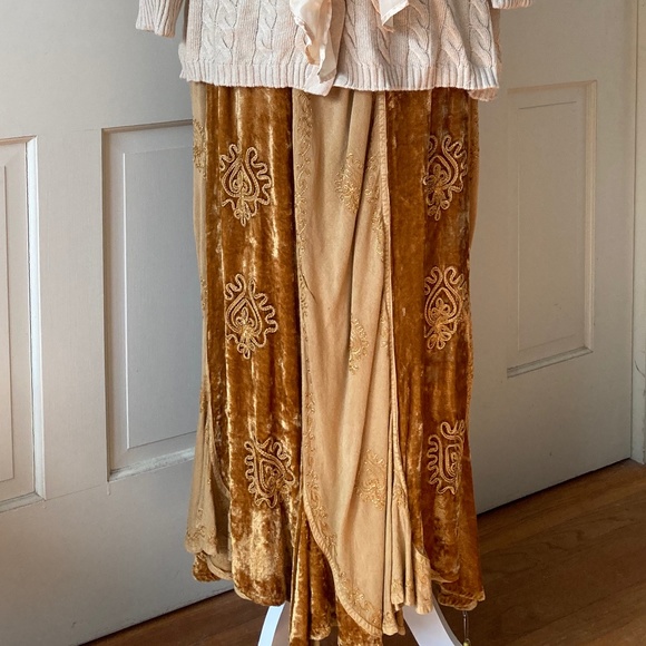 Boston Proper Dresses & Skirts - 8 Panel Velvet/Rayon Skirt w Gold Stitching and Ribbon Embellishment NWOT